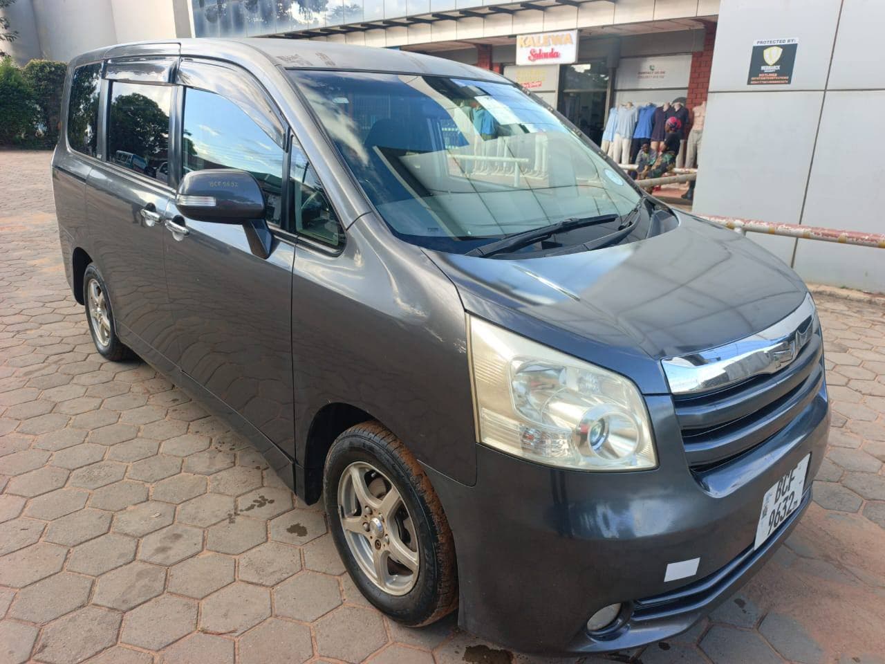 TOYOTA NOAH 3ZR ENGINE UNTEMPERED AUTOMATIC TRANSMISSION K80 000 NEGOTIABLE 0964127929