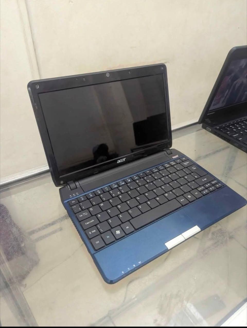Neat Acer mini laptop k1550. Contact 0974558558 2GB ram