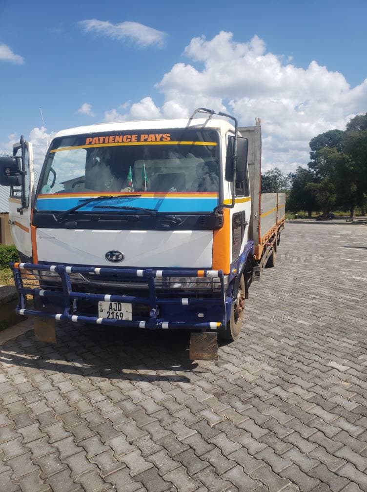 Nissan ud for sale price 290pin ready for any trips